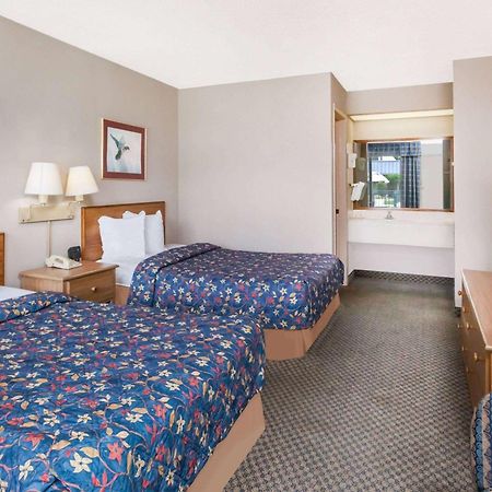 Days Inn By Wyndham Seguin Tx Exterior photo