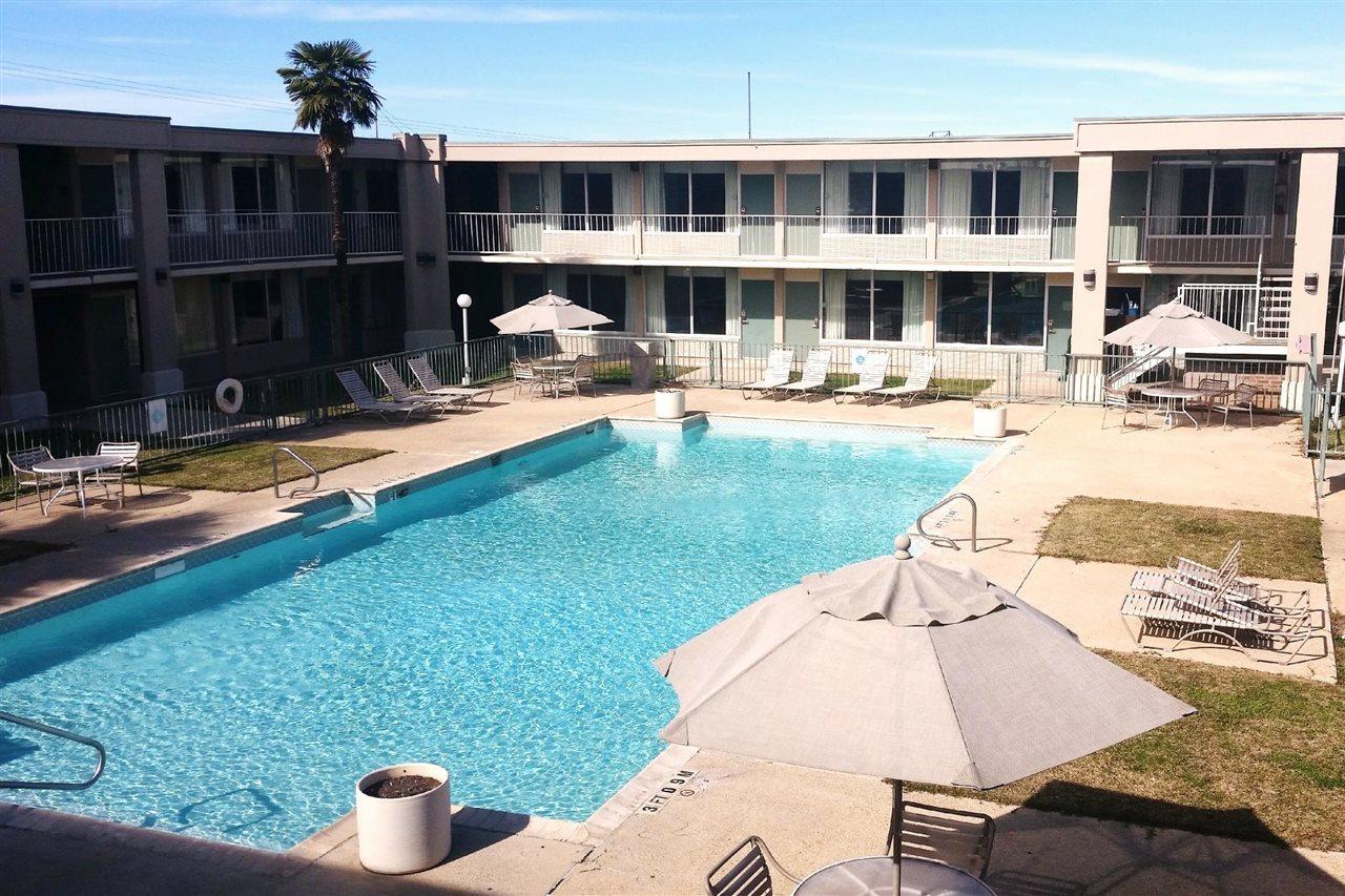 Days Inn By Wyndham Seguin Tx Exterior photo