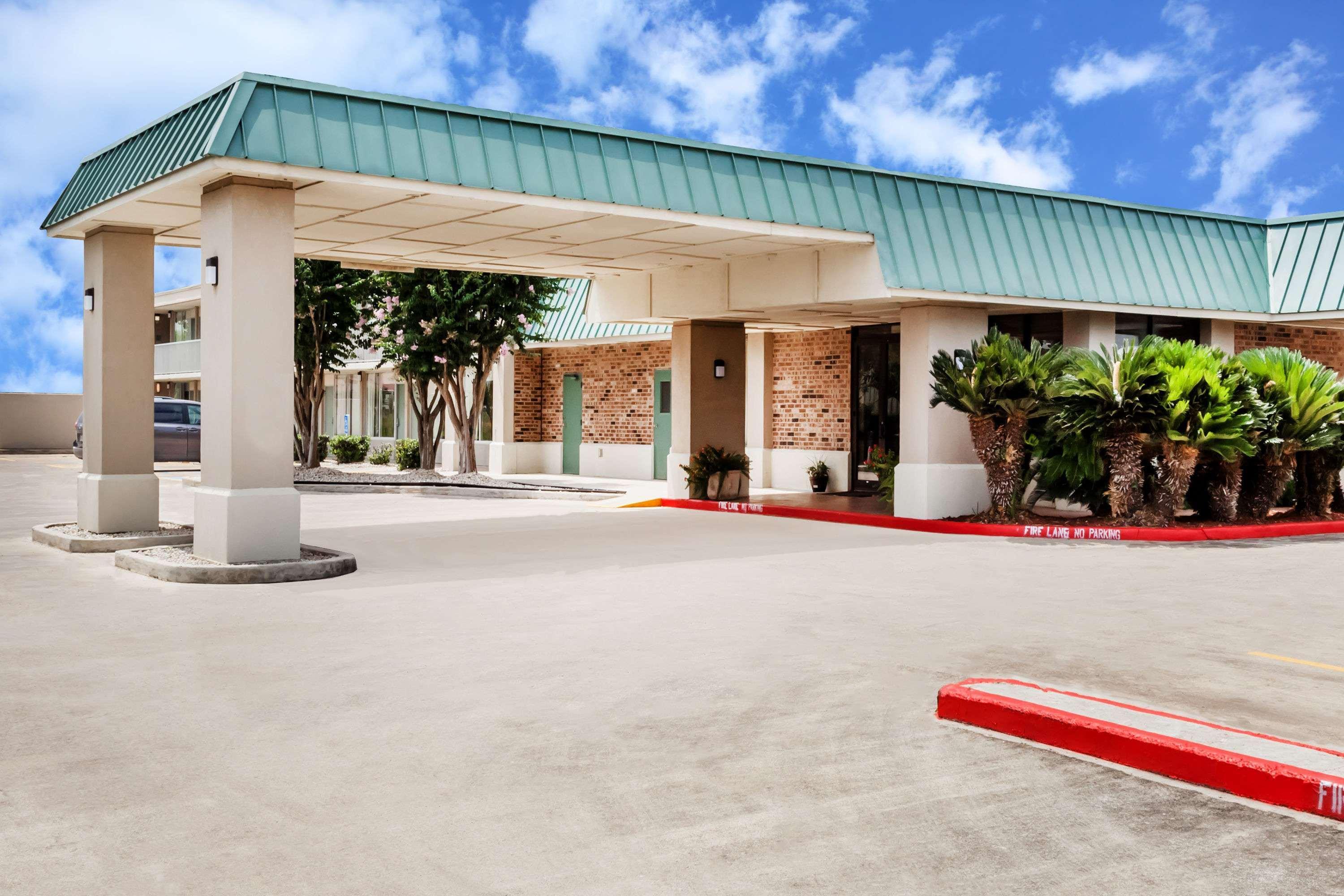 Days Inn By Wyndham Seguin Tx Exterior photo