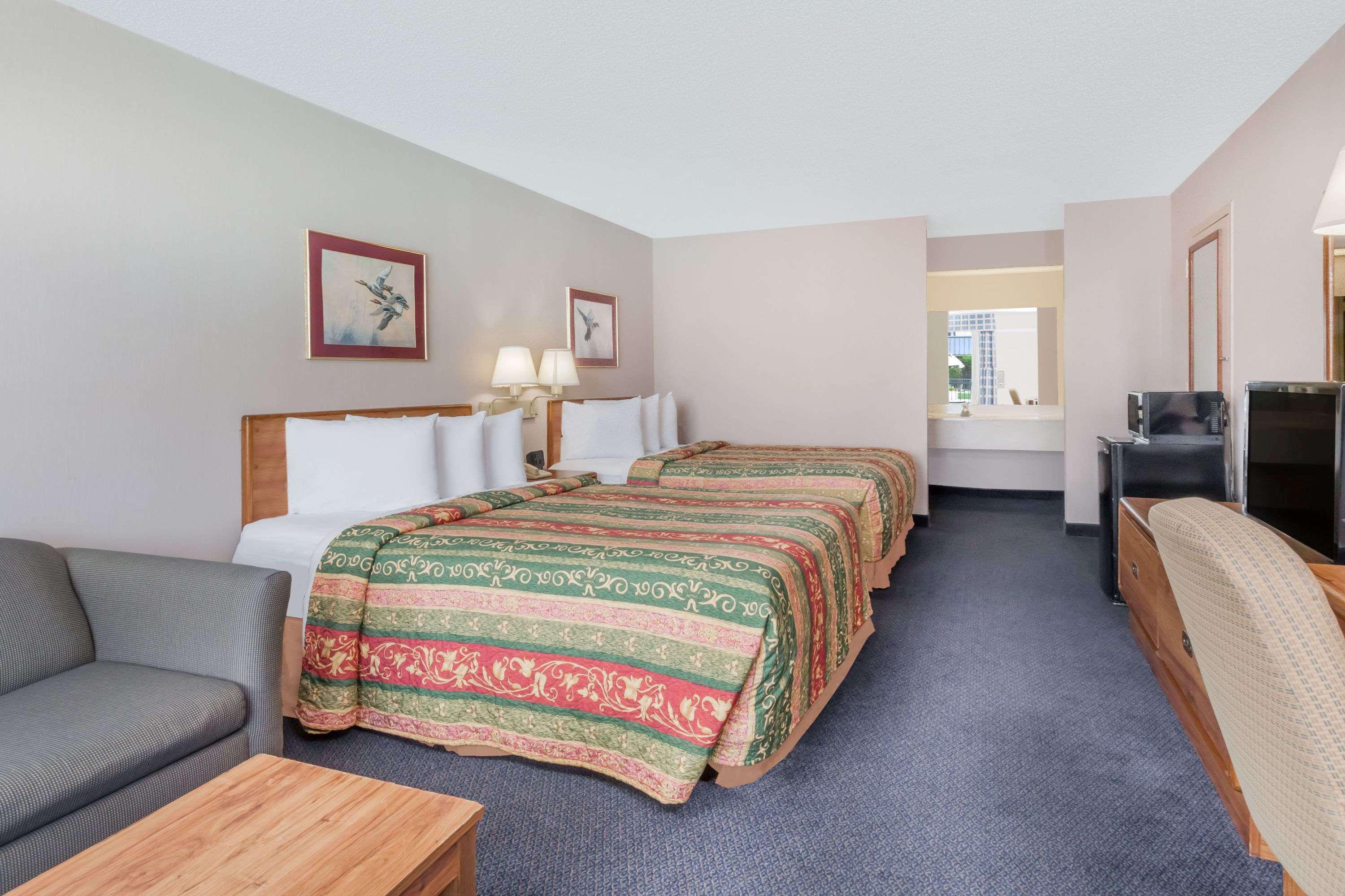 Days Inn By Wyndham Seguin Tx Exterior photo