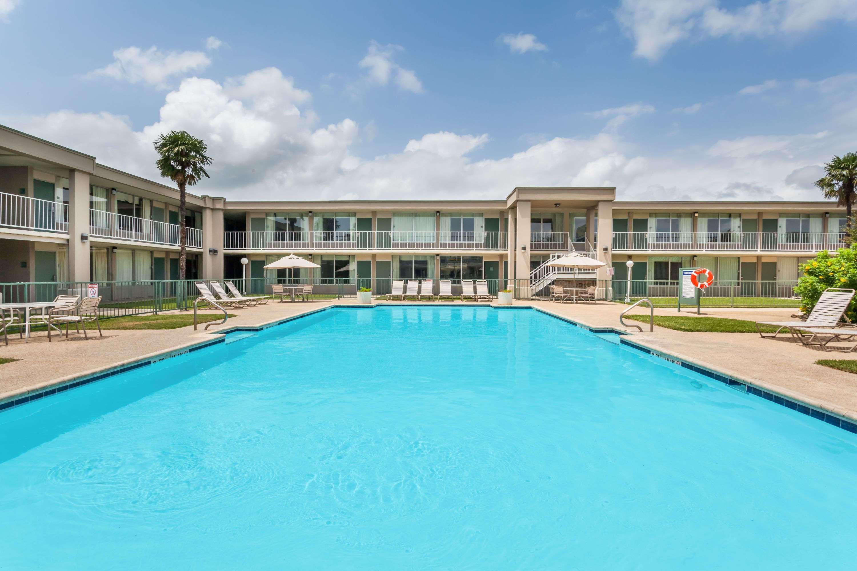 Days Inn By Wyndham Seguin Tx Exterior photo