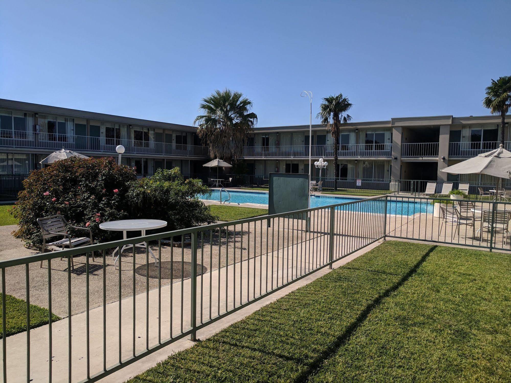 Days Inn By Wyndham Seguin Tx Exterior photo
