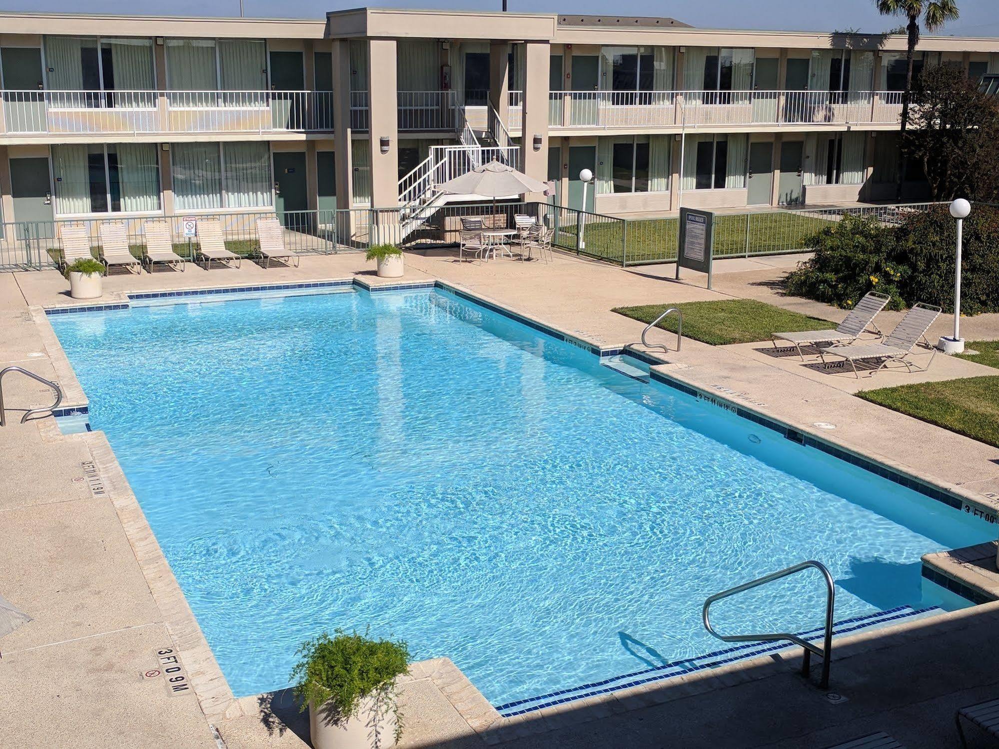 Days Inn By Wyndham Seguin Tx Exterior photo