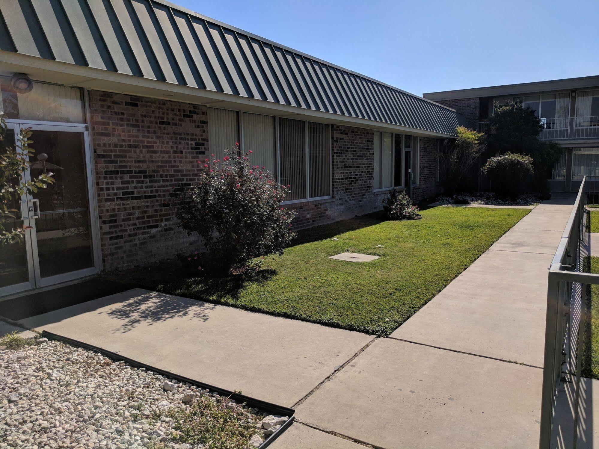 Days Inn By Wyndham Seguin Tx Exterior photo